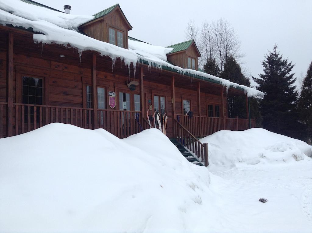 Aux Berges Du St-Maurice Hotel Saint-Jean-des Piles Kültér fotó